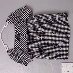 Beautiful blouse embroidery , Autograph brand size M excellent condition